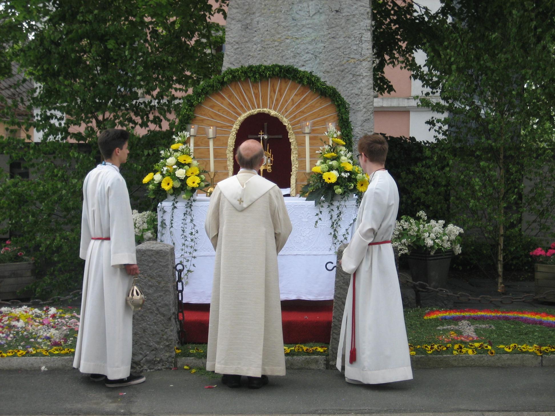 Fronleichnam_Altar_Kriegerdenkmal
