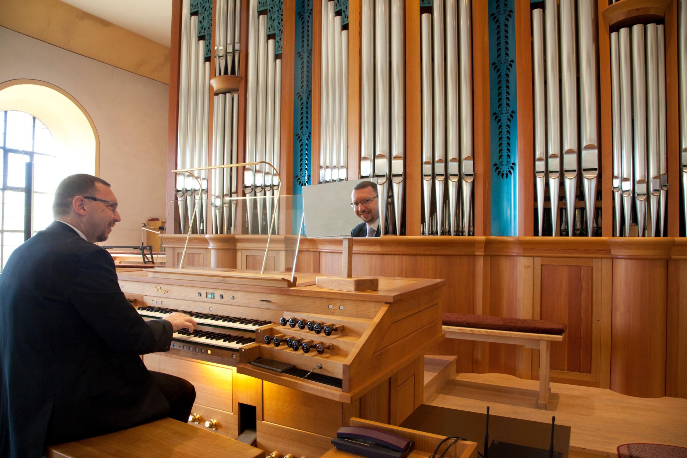 Orgel mit Organist